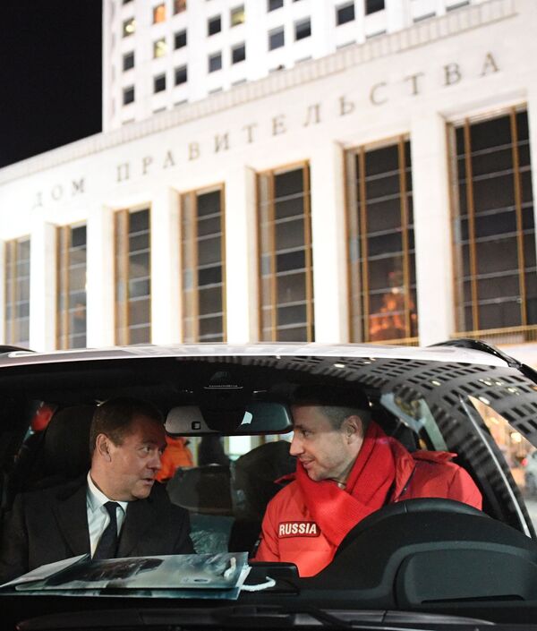 Председатель правительства РФ Дмитрий Медведев и олимпийский чемпион по хоккею Илья Ковальчук в салоне автомобиля после церемонии вручения автомобилей российским спортсменам - победителям и призерам XXIII зимних Олимпийских игр в Пхенчхане - Sputnik Молдова