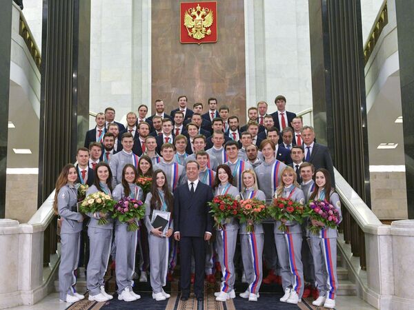 Председатель правительства РФ Дмитрий Медведев фотографируется с российскими спортсменами - победителями и призерами XXIII зимних Олимпийских игр в Пхенчхане - Sputnik Молдова