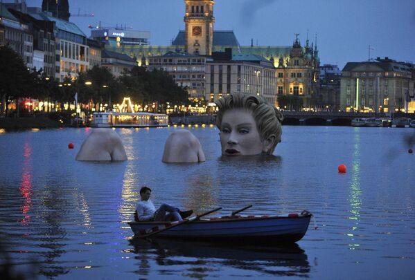 Гигантская скульптура блондинки на озере Бинненальстер, Гамбург - Sputnik Молдова