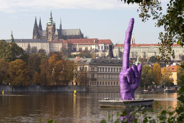 Скульптура в виде фрагмента руки с вытянутым вверх 10-метровым средним пальцем на понтоне на реке Влтава напротив Пражского Града - Sputnik Молдова