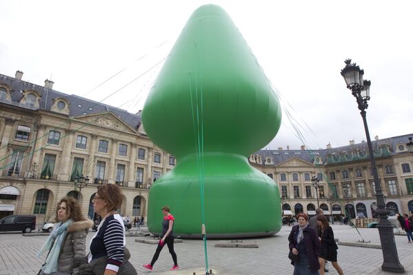 Надувная рождественская елка на площади Парижа - Sputnik Молдова