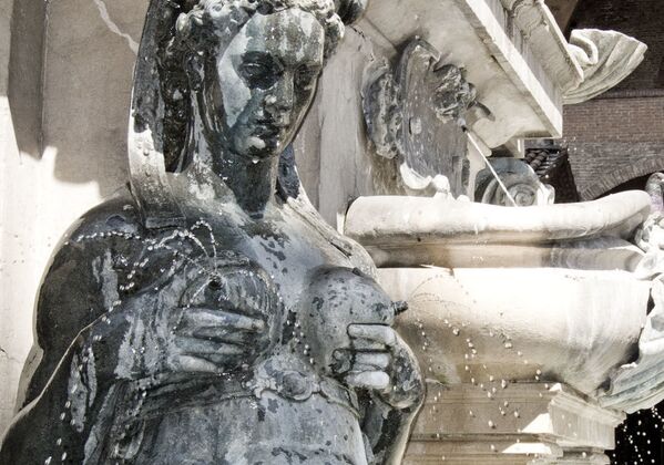 Скульптура сирены в составе Фонтана Нептуна в Болонье - Sputnik Молдова