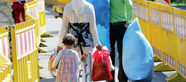 Asylum seekers walk outside the central refugee camp in Giessen, Germany, Monday, Aug. 3, 2015. Asylum seekers walk outside the central refugee camp in Giessen, Germany, Monday, Aug. 3, 2015. - Sputnik Молдова