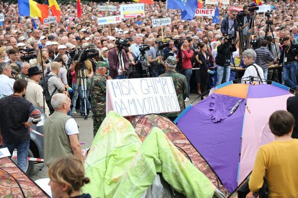 Эксцентричные надписи на палатках только добавляют колорита акции протеста. - Sputnik Молдова