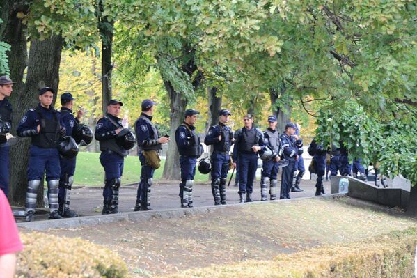 На площади становится больше не только протестующих, но и полиции. - Sputnik Молдова