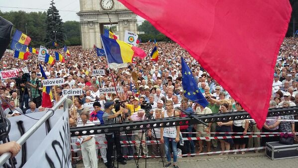 Как ни хотели не видеть на площади румынских флагов, тем не менее, их, все-таки, пронесли на самые многолюдные участки митинга. - Sputnik Молдова