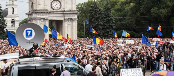 Протесты в Кишиневе 13 сентября на площади Великого национального собрания Протесты в Кишиневе 13 сентября на площади Великого национального собрания - Sputnik Молдова