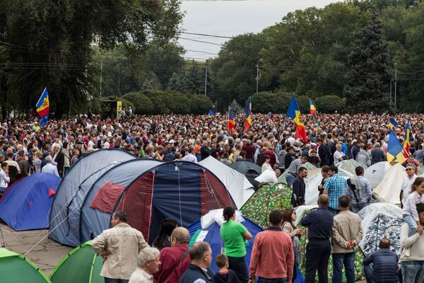 Протестующие заявили, что выступают за консолидированное общество, которое будет бороться с олигархами и коррупцией. - Sputnik Молдова