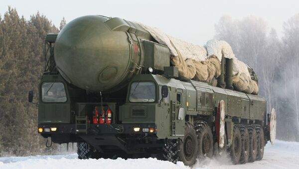 The RT-2PM Topol ballistic missile riding to the site of its permanent deployment with the Strategic Missile Forces of the Central Military District - Sputnik Moldova-România
