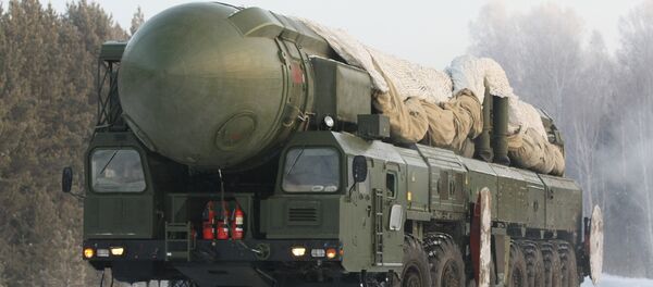 The RT-2PM Topol ballistic missile riding to the site of its permanent deployment with the Strategic Missile Forces of the Central Military District - Sputnik Moldova-România