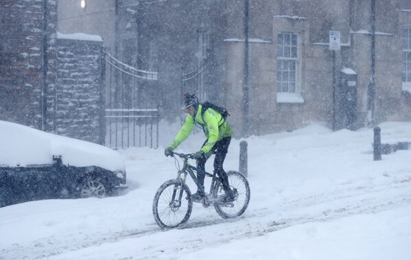 Велосипедист пробирается через снег возле Стерлингского замка, Шотландия - Sputnik Молдова