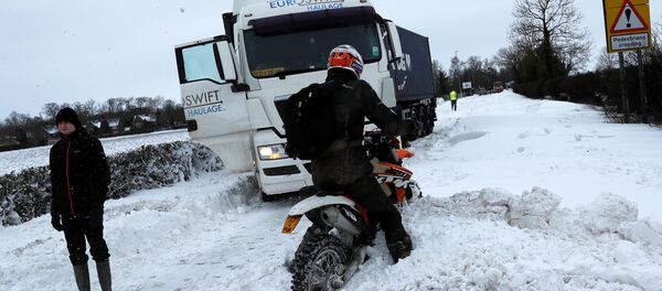 Грузовик оказавшийся в снегу в Колеби, Великобритания Грузовик оказавшийся в снегу в Колеби, Великобритания - Sputnik Молдова