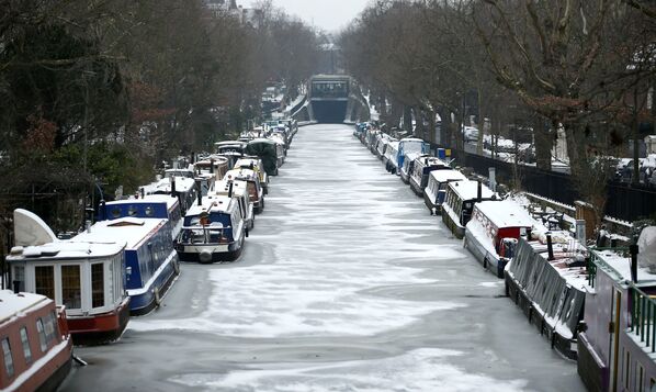 Канальные катера заморожены на своих причалах на канале Регента в Майда-Вейл в Лондоне, Великобритания - Sputnik Молдова