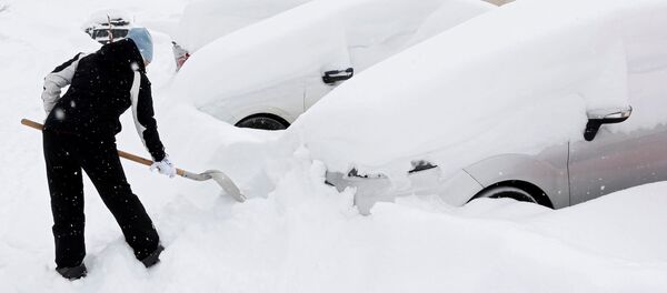 Женщина убирает снег возле своей машины - Sputnik Молдова