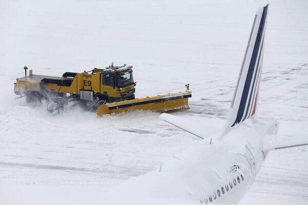 Снегоуборочная машина убирает снег в аэропорту Коинтрин в Женеве - Sputnik Молдова