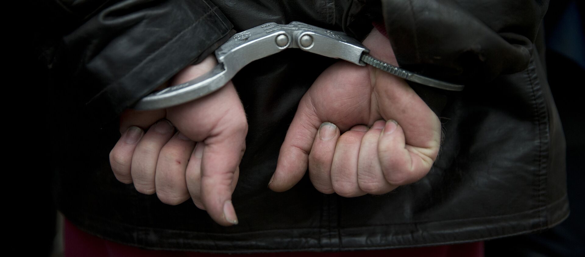 Мужчина в наручниках после задержания полицией - Sputnik Молдова, 1920, 07.03.2018