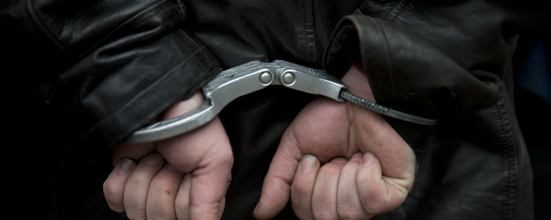 Мужчина в наручниках после задержания полицией - Sputnik Молдова, 1920, 07.03.2018