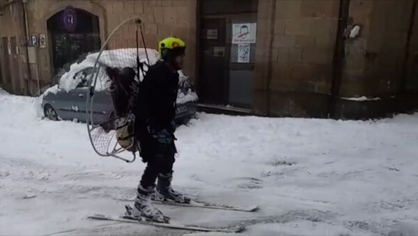 В Испании смельчак прокатился на лыжах с пропеллером на спине - Sputnik Молдова