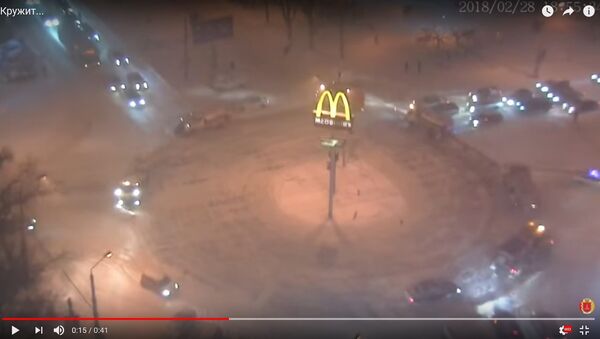 Видеофакт: хоровод снегоуборочной техники на площади - Sputnik Moldova-România