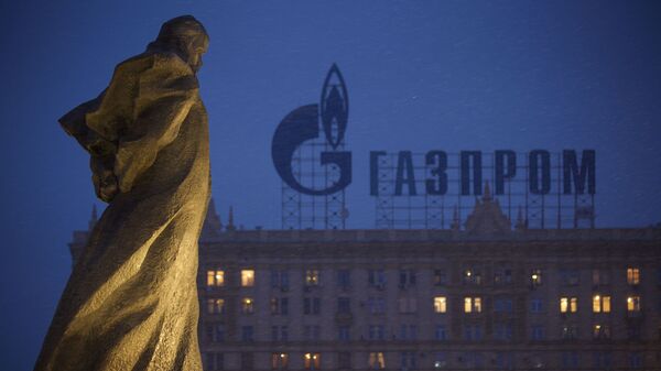 Памятник украинскому поэту и писателю Тарасу Шевченко напротив жилого дома с логотипом Газпрома, в Москве - Sputnik Moldova