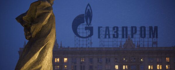 Памятник украинскому поэту и писателю Тарасу Шевченко напротив жилого дома с логотипом Газпрома, в Москве Памятник украинскому поэту и писателю Тарасу Шевченко напротив жилого дома с логотипом Газпрома, в Москве - Sputnik Молдова