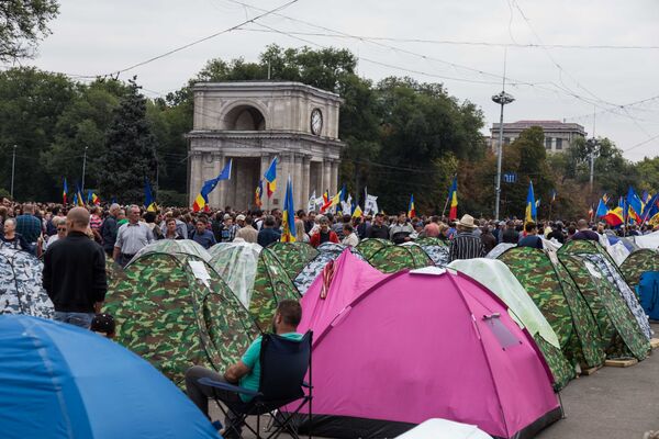 С трибуны призвали студентов выходить с понедельника ежедневно на протесты. - Sputnik Молдова