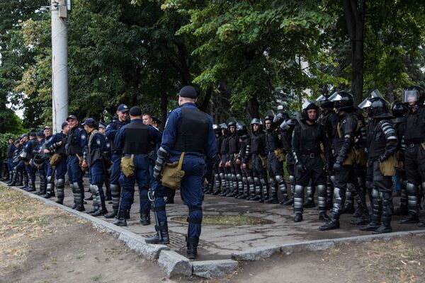 А тем временем к зданию правительства подтянули отряд полиции. - Sputnik Молдова