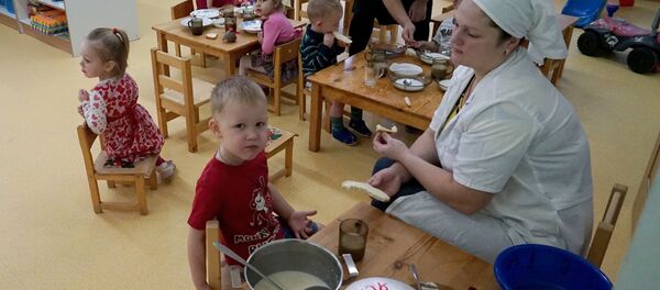 Copii la grădiniță în timpul mesei - Sputnik Moldova