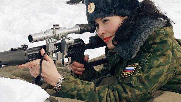 Участница финального этапа российского Всеармейского конкурса Красавица в погонах во время стрельбы - Sputnik Молдова