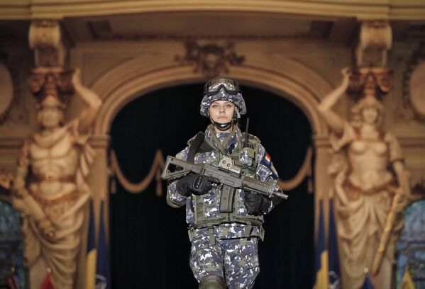 Женщина-солдат румынской армии - Sputnik Молдова