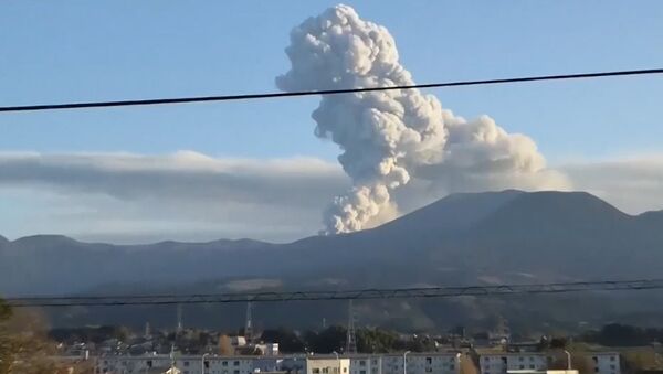 Вулкан в Японии выбросил столб пепла высотой свыше 2 километров - Sputnik Молдова