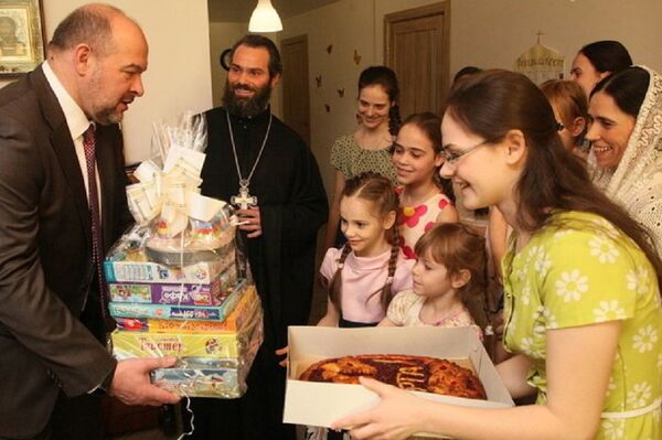 Супругу протоиерея Димитрия Бургувана и его восемь дочерей поздравил с Международным женским днем губернатор Архангельской области Игорь Орлов - Sputnik Молдова