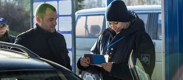 Сотрудник Пограничной полиции Молдовы Сотрудник Пограничной полиции Молдовы - Sputnik Молдова