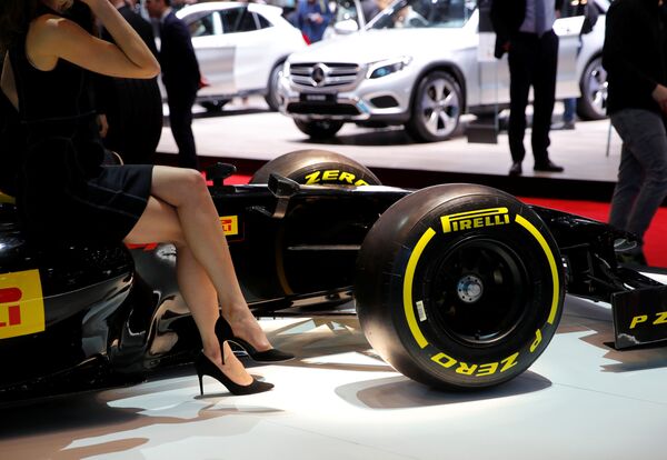 Модель у реплики болида Формулы-1 на стенде Pirelli на автосалоне Geneva International Motor Show-2018 в Женеве, Швейцария - Sputnik Молдова