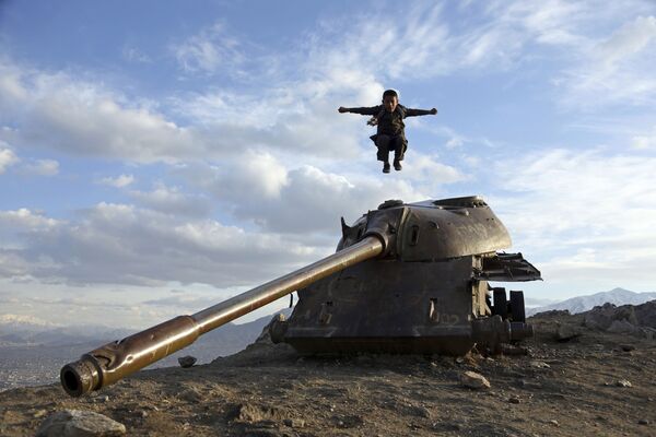 Афганский мальчик прыгает с башни танка на окраине Кабула - Sputnik Молдова