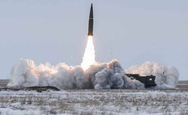 Пуск баллистической ракеты оперативно-тактического ракетного комплекса Искандер-М с полигона Капустин Яр в Астраханской области - Sputnik Молдова