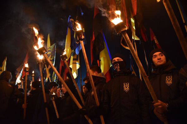 Участники факельного шествия активистов праворадикальных организаций, приуроченного ко дню гибели главнокомандующего УПА Романа Шухевича - Sputnik Молдова