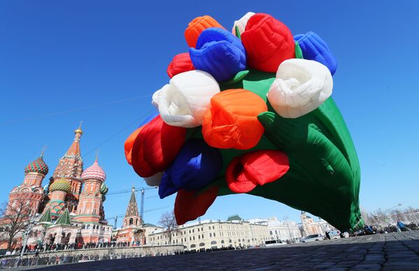 Воздушный шар в виде букета тюльпанов на площади Васильевский спуск в Москве - Sputnik Молдова