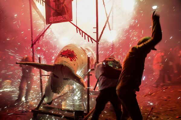 Люди укрываются от фейерверков во время празднования Сан-Хуан-де-Диос в Тультепеке на окраине Мехико - Sputnik Молдова