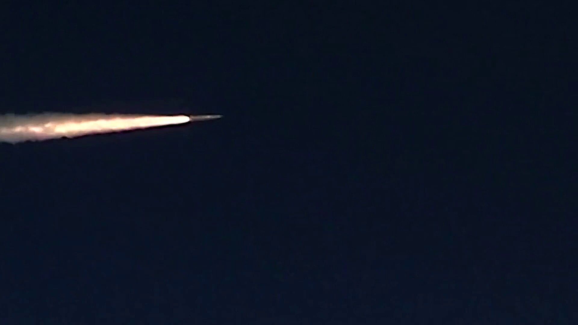 Racheta rusească supersonică Kinjal zburând spre țintă - Sputnik Moldova, 1920, 16.05.2023