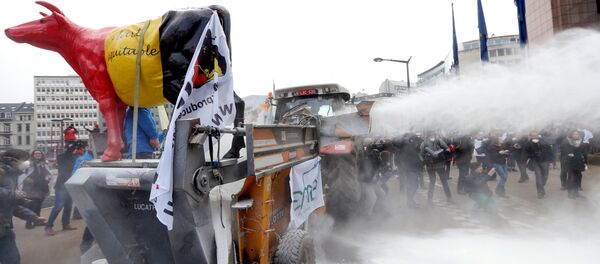 Фермеры распылили сухое молоко перед зданием Совета ЕС в Брюсселе - Sputnik Молдова