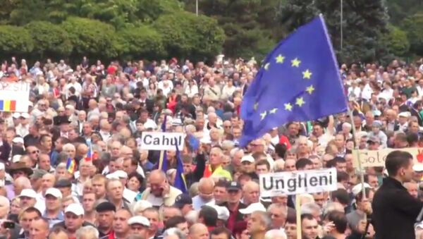 Участники антиправительственного митинга в Кишиневе размахивали флагами ЕС - Sputnik Молдова