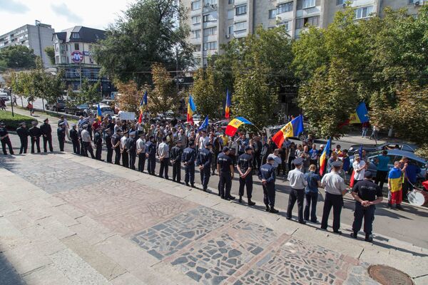 Около полусотни протестующих пикетировали в понедельник здание генеральной прокуратуры - Sputnik Молдова