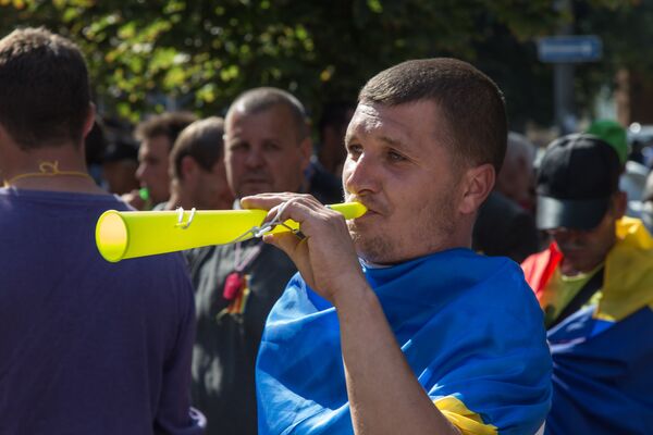 Вувузелы и свистки - вот оружие протестующих. - Sputnik Молдова