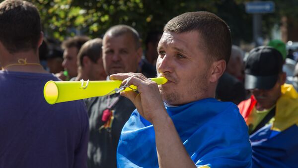 Вувузелы и свистки - вот оружие протестующих. - Sputnik Молдова