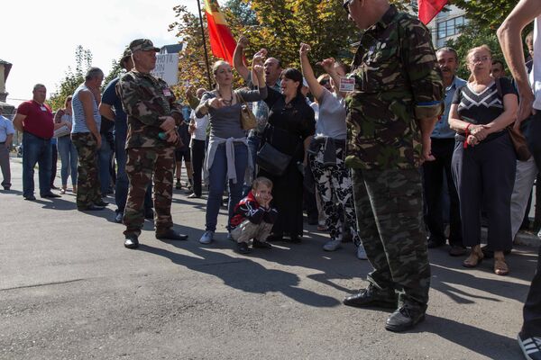 Протестующих от здания прокуратуры отделяет двойной кардон – стоят сотрудники полиции, и  служба безопасности участников пикета состоящей из отставных военнослужащих. - Sputnik Молдова