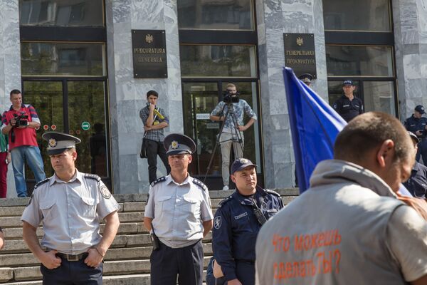 Ранее протестующие заявили, что переходят к протестам государственных учреждений и намерены проводить митинги не только в Кишиневе, но и по всей стране. - Sputnik Молдова