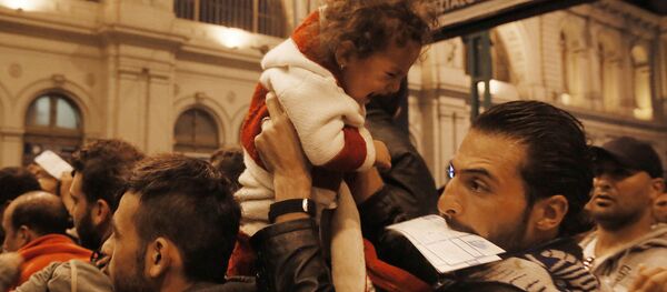 Беженцы из стран Ближнего Востока в Венгрии - Sputnik Moldova