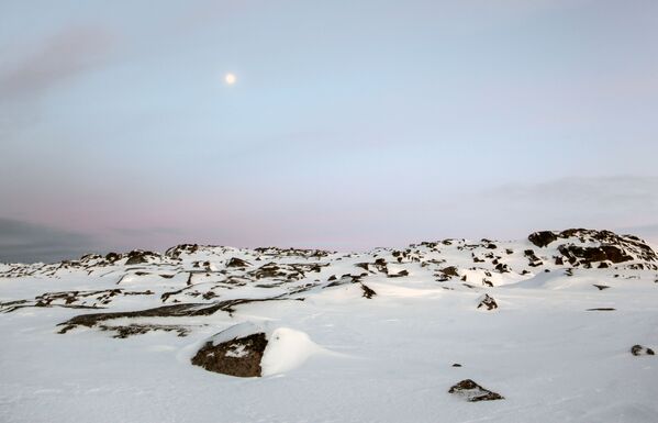 Зимнее солнце над каменистым берегом Териберской губы Кольского полуострова в Мурманской области - Sputnik Молдова