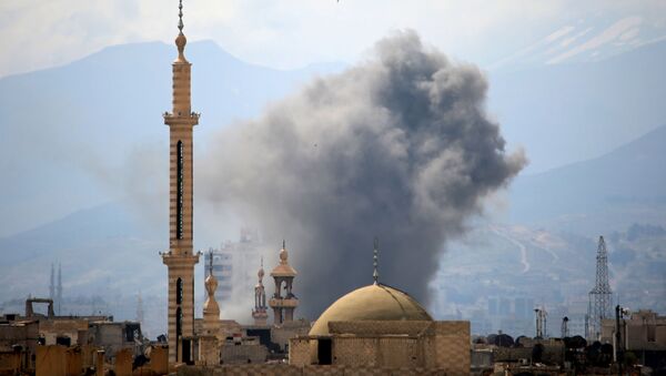 Дым после взрыва на востоке Дамаска, Сирия - Sputnik Moldova-România